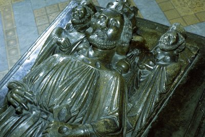 Tumba del Rey Juan con dos figuras en miniatura de San Wulstan y San Oswald, 1232 de English School